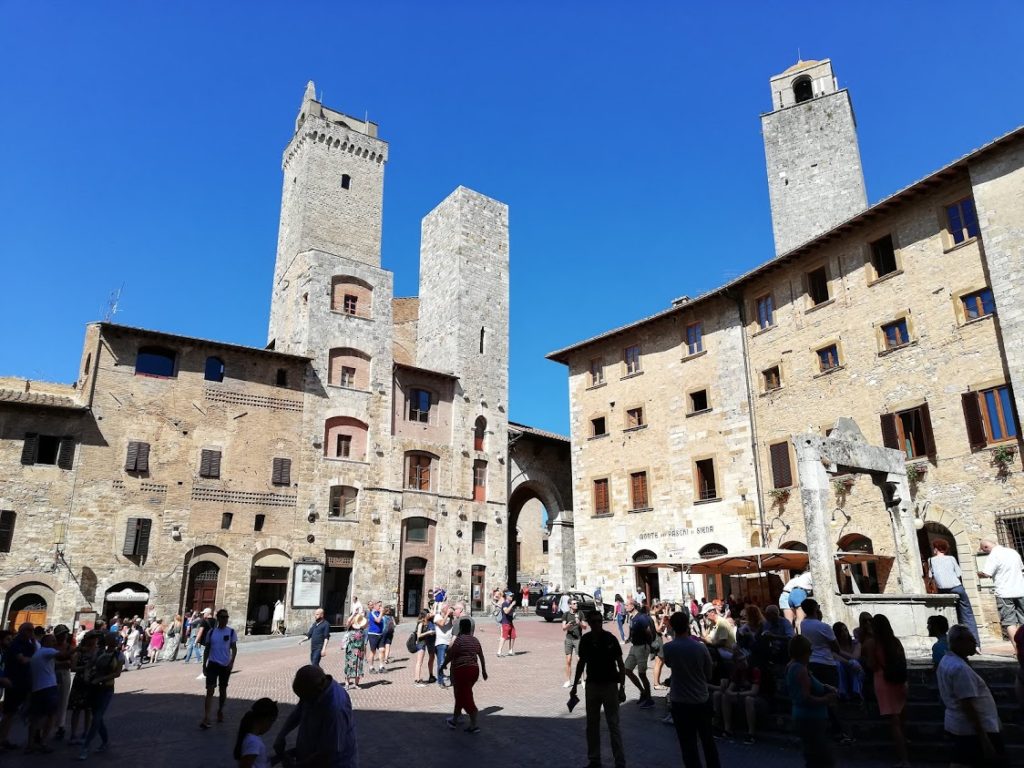 San Gimignano - Piazza della Cisterna
