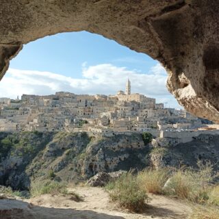 Uno dei panorami classici di Matera: la vista dalle grotte della Murgia