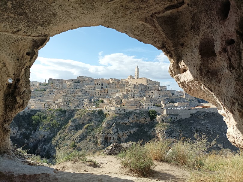 Uno dei panorami classici di Matera: la vista dalle grotte della Murgia