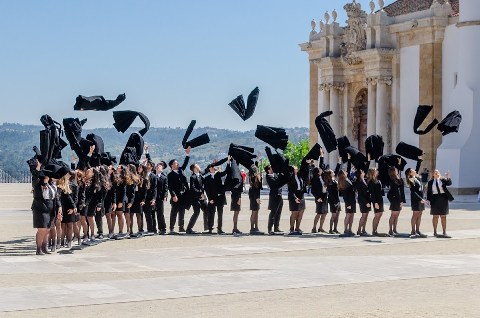 Coimbra - Gli studenti festeggiano la fine degli esami