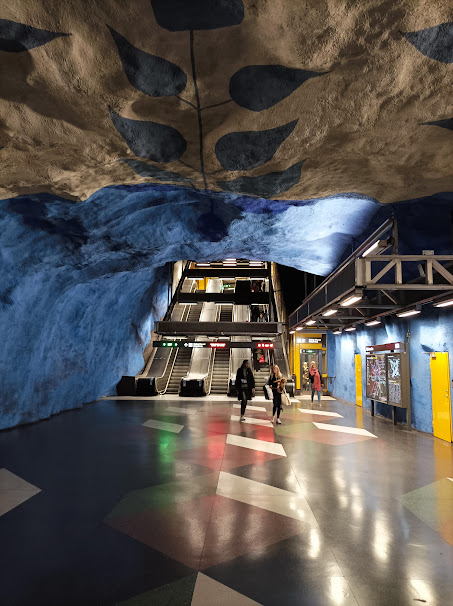 La grotta di T- Centralen con le decorazioni tradizionali bianche e blu